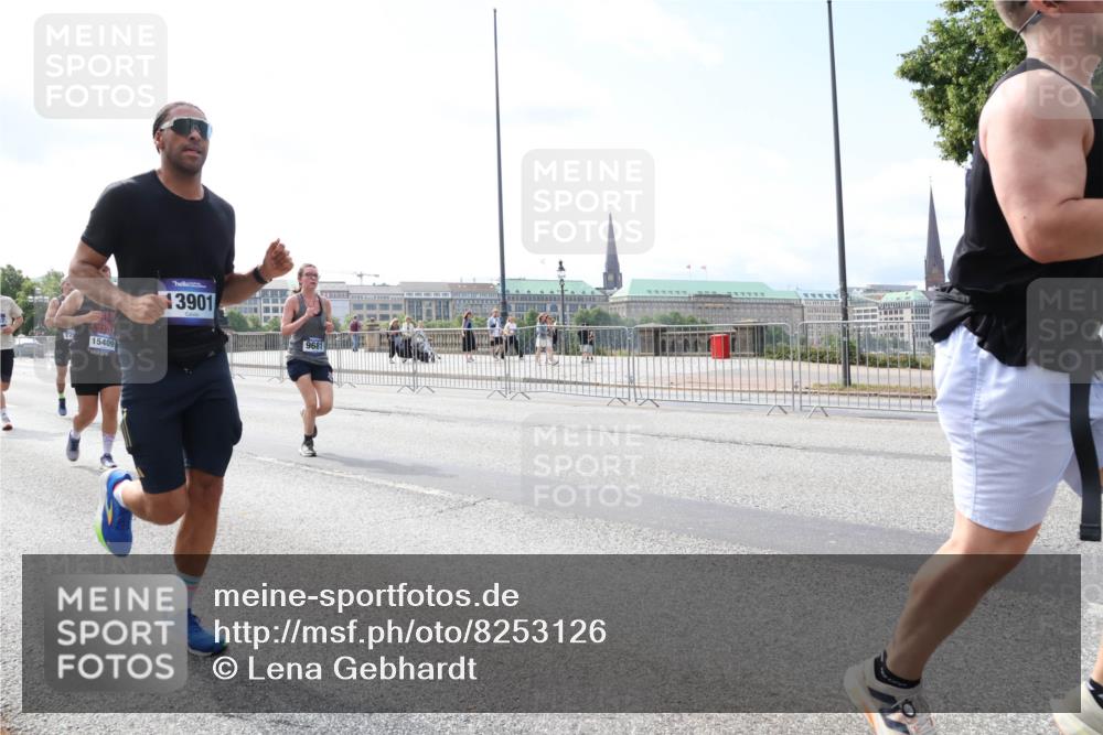 29.06.2025 - hella hamburg halbmarathon Lena Gebhardt http://msf.ph/oto/8253126 29.06.2025 10:10:34 Lombardsbrücke 1186, 1548, 1573, 3921, 4389, 5182, 5440, 5511, 5990, 5991, 7042, 7250, 7333, 7636, 7685, 8219, 8890, 9169, 9366, 9434, 9681, 9816, 9829, 10036, 10943, 11027, 11180, 11355, 11887, 11904, 11905, 12008, 12629, 13588, 13594, 13797, 13825, 13901, 14679, 14822, 15214, 15409, 16166, 16344, 16445, 16639, 16808, 16872, 17148, 17532, 17730, 18196, 18949, 19023 meine-sportfotos.de