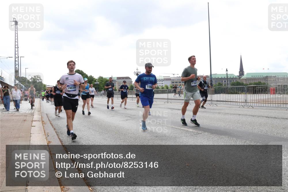 29.06.2025 - hella hamburg halbmarathon Lena Gebhardt http://msf.ph/oto/8253146 29.06.2025 10:45:46 Lombardsbrücke 1004, 1033, 1060, 1085, 1100, 1104, 1421, 1426, 1555, 1713, 1854, 1867, 1868, 1983, 2008, 2216, 2217, 2398, 2522, 2550, 2657, 2664, 2917, 2954, 2965, 2973, 3357, 3377, 3879, 4099, 4102, 4104, 4223, 4224, 4306, 4317, 4388, 4504, 4572, 4820, 5044, 5108, 5339, 5635, 5636, 5769, 5770, 5892, 5949, 6133, 6150, 6333, 6623, 6763, 6911, 6922, 7268, 7283, 7356, 7530, 7541, 7605, 7859, 7894, 8745, 9120, 9121, 9426, 9620, 10030, 10182, 10225, 10327, 10329, 10367, 10511, 11358 meine-sportfotos.de