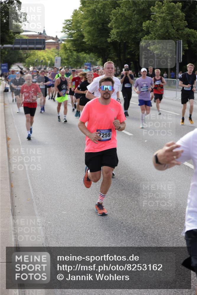 29.06.2025 - hella hamburg halbmarathon Jannik Wohlers http://msf.ph/oto/8253162 29.06.2025 09:56:48 Lombardsbrücke 1030, 1327, 1381, 1442, 1537, 1657, 1783, 2025, 2119, 2595, 2814, 2839, 2869, 3093, 3575, 3791, 4726, 4770, 5008, 5013, 5021, 5319, 5744, 6720, 6762, 7177, 7259, 7918, 8313, 8651, 8930, 9060, 9316, 10040, 10133, 10191, 10192, 10549, 10667, 10859, 11339, 11451, 11747, 11975, 12235, 12421, 12489, 12528, 12580, 12733, 13267, 13794, 13865, 14036, 14125, 14192, 14482, 14562, 14592, 15484, 15590, 15897, 16094, 16291, 16732, 17129 meine-sportfotos.de