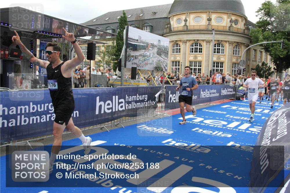 29.06.2025 - hella hamburg halbmarathon Michael Strokosch http://msf.ph/oto/8253188 29.06.2025 10:50:16 Ziel 1119, 3296, 7176, 7930, 7932, 8313, 8921, 10371, 11607, 12235, 13282, 13690, 15620, 18499, 18811, 19040 meine-sportfotos.de