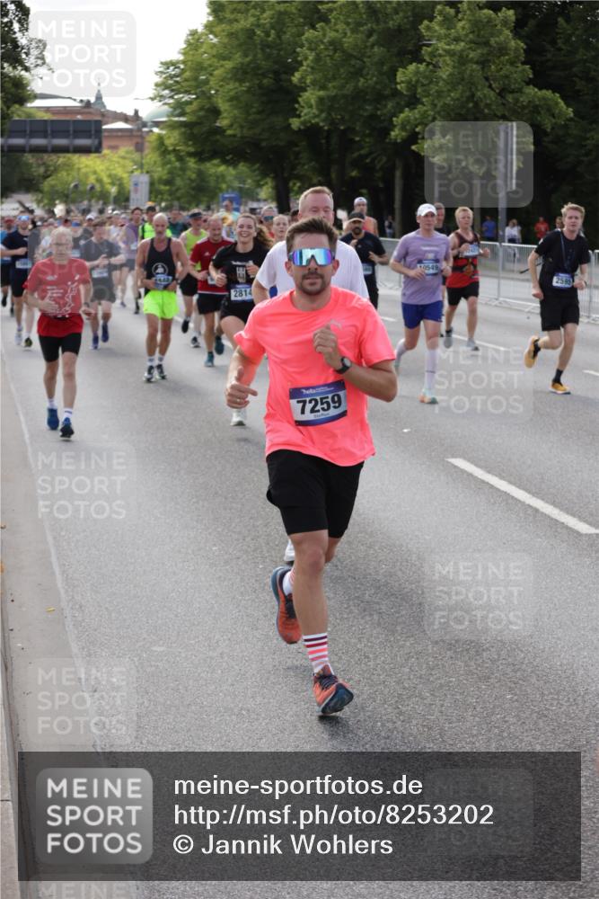 29.06.2025 - hella hamburg halbmarathon Jannik Wohlers http://msf.ph/oto/8253202 29.06.2025 09:56:48 Lombardsbrücke 1030, 1327, 1381, 1442, 1537, 1657, 1783, 2025, 2119, 2595, 2814, 2839, 2869, 3093, 3575, 3791, 4726, 4770, 5008, 5013, 5021, 5319, 5744, 6720, 6762, 7177, 7259, 7918, 8313, 8651, 8930, 9060, 9316, 10040, 10133, 10191, 10192, 10549, 10667, 10859, 11339, 11451, 11747, 11975, 12235, 12421, 12489, 12528, 12580, 12733, 13267, 13794, 13865, 14036, 14125, 14192, 14482, 14562, 14592, 15484, 15590, 15897, 16094, 16291, 16732, 17129 meine-sportfotos.de