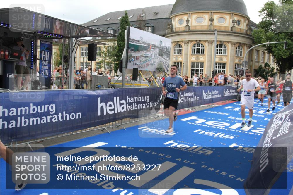 29.06.2025 - hella hamburg halbmarathon Michael Strokosch http://msf.ph/oto/8253227 29.06.2025 10:50:17 Ziel 1119, 3296, 4933, 7176, 7930, 7932, 8921, 10371, 11607, 12235, 13609, 13690, 15620, 16000, 18499, 18811, 19040 meine-sportfotos.de