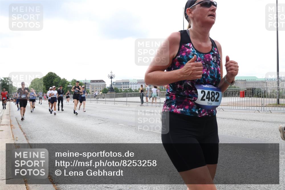 29.06.2025 - hella hamburg halbmarathon Lena Gebhardt http://msf.ph/oto/8253258 29.06.2025 10:34:15 Lombardsbrücke 1417, 1672, 1705, 1787, 2023, 2265, 2412, 2464, 2482, 2496, 2510, 2511, 2526, 2801, 2933, 3145, 3264, 3340, 3345, 3829, 3848, 4479, 4540, 4807, 4824, 4826, 4942, 5561, 5566, 5584, 5609, 5691, 6105, 6171, 6329, 6364, 6515, 6516, 6571, 6574, 6956, 7027, 7324, 7329, 7565, 7644, 8202, 8277, 8349, 8375, 8377, 8383, 8401, 8705, 8965, 9094, 9379, 9875, 9995, 10007, 10071, 10360, 10564, 11872, 13957, 16682, 16919, 17230, 18158, 18941 meine-sportfotos.de
