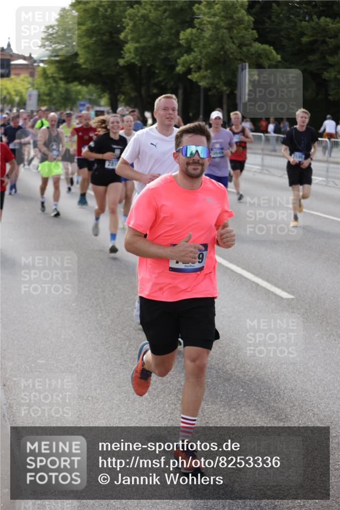 29.06.2025 - hella hamburg halbmarathon Jannik Wohlers http://msf.ph/oto/8253336 29.06.2025 09:56:48 Lombardsbrücke 1030, 1327, 1381, 1442, 1537, 1657, 1783, 2025, 2119, 2595, 2814, 2839, 2869, 3093, 3575, 3791, 4726, 4770, 5008, 5013, 5021, 5319, 5744, 6720, 6762, 7177, 7259, 7918, 8313, 8651, 8930, 9060, 9316, 10040, 10133, 10191, 10192, 10549, 10667, 10859, 11339, 11451, 11747, 11975, 12235, 12421, 12489, 12528, 12580, 12733, 13267, 13794, 13865, 14036, 14125, 14192, 14482, 14562, 14592, 15484, 15590, 15897, 16094, 16291, 16732, 17129 meine-sportfotos.de