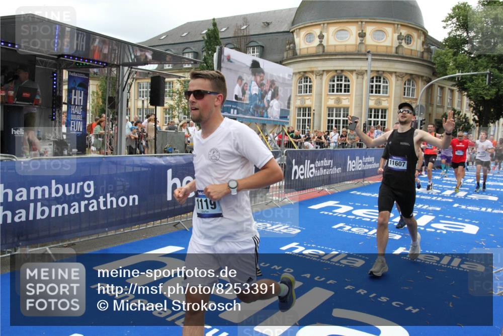 29.06.2025 - hella hamburg halbmarathon Michael Strokosch http://msf.ph/oto/8253391 29.06.2025 10:50:18 Ziel 1119, 3296, 4933, 7176, 7930, 7932, 8921, 10371, 11607, 12235, 12949, 13609, 13690, 15620, 16000, 16242, 18499, 18811, 19040 meine-sportfotos.de