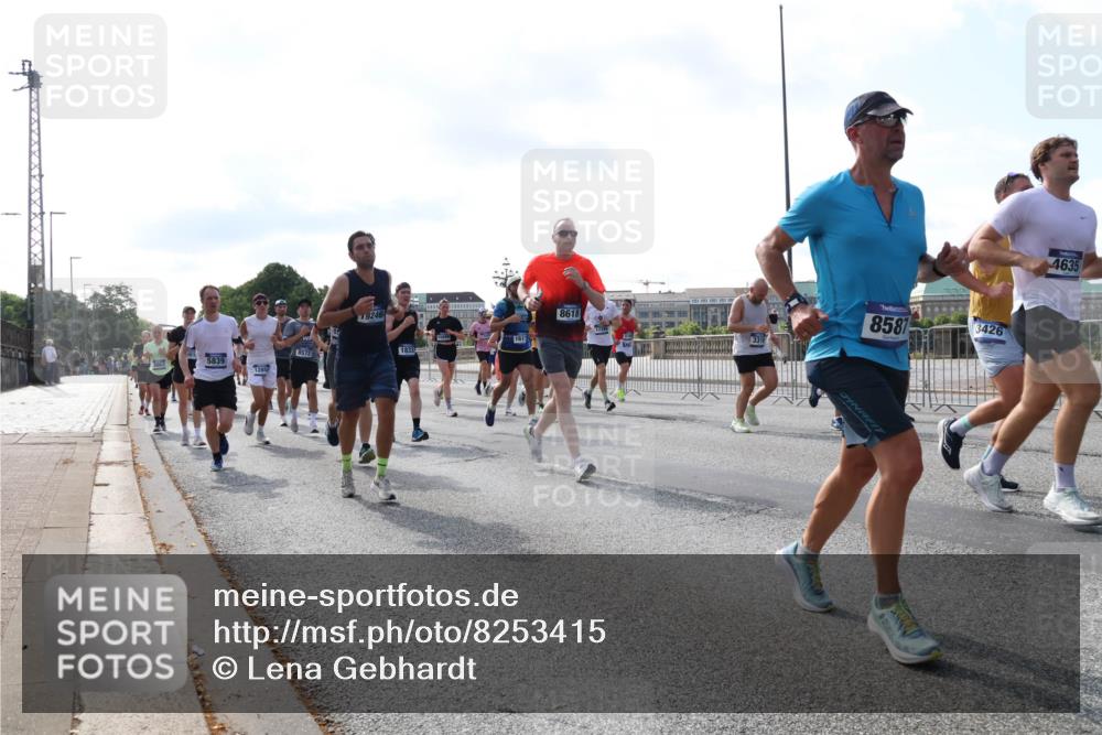 29.06.2025 - hella hamburg halbmarathon Lena Gebhardt http://msf.ph/oto/8253415 29.06.2025 09:56:47 Lombardsbrücke 1381, 1452, 1460, 1496, 1537, 1592, 1628, 1783, 1833, 1877, 2013, 2058, 2074, 2082, 2111, 2208, 2340, 2378, 2396, 2771, 2839, 2869, 2878, 2953, 2996, 3256, 3296, 3310, 3575, 3652, 3791, 4065, 4077, 4377, 4404, 4635, 4711, 4770, 4833, 4897, 5008, 5169, 5194, 5319, 5482, 5600, 5839, 5978, 6033, 6286, 6377, 6511, 6512, 6561, 6562, 6631, 7176, 7383, 7475, 7583, 8112, 8261, 8361, 8572, 8587, 8618, 8661, 8710, 8813, 8863, 8921, 8930, 8968, 8996, 9082, 9246, 9497, 9537, 9597, 9638 meine-sportfotos.de