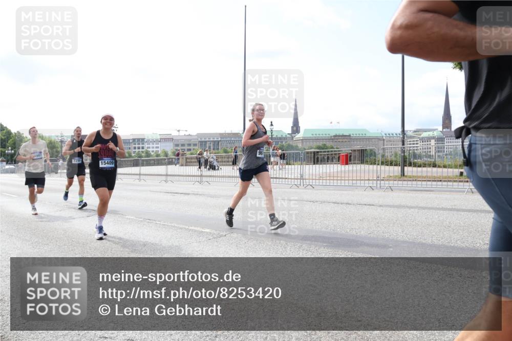29.06.2025 - hella hamburg halbmarathon Lena Gebhardt http://msf.ph/oto/8253420 29.06.2025 10:10:34 Lombardsbrücke 1186, 1548, 1573, 3921, 4389, 5182, 5440, 5511, 5990, 5991, 7042, 7250, 7333, 7636, 7685, 8219, 8890, 9169, 9366, 9434, 9681, 9816, 9829, 10036, 10943, 11027, 11180, 11355, 11887, 11904, 11905, 12008, 12629, 13588, 13594, 13797, 13825, 13901, 14679, 14822, 15214, 15409, 16166, 16344, 16445, 16639, 16808, 16872, 17148, 17532, 17730, 18196, 18949, 19023 meine-sportfotos.de