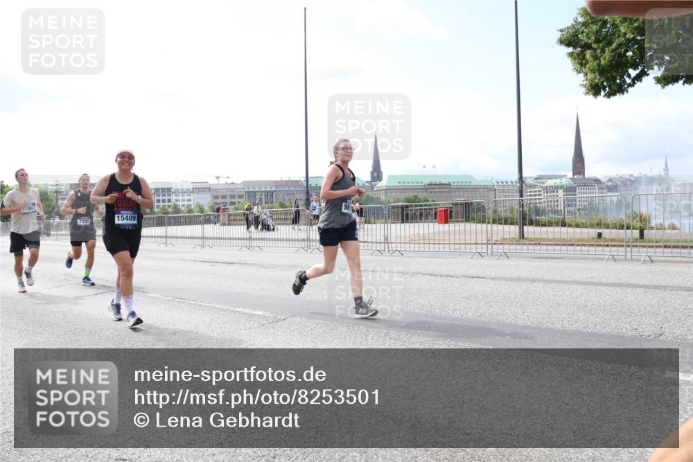 29.06.2025 - hella hamburg halbmarathon Lena Gebhardt http://msf.ph/oto/8253501 29.06.2025 10:10:35 Lombardsbrücke 1186, 1548, 1573, 3921, 4389, 5182, 5440, 5511, 5990, 5991, 7042, 7250, 7333, 7636, 7685, 8219, 8890, 9169, 9366, 9681, 9816, 9829, 11027, 11180, 11355, 11887, 11904, 11905, 12008, 12426, 12629, 13588, 13594, 13797, 13825, 13901, 14679, 14822, 15214, 15409, 16166, 16344, 16445, 16639, 16808, 16872, 17148, 17532, 17730, 18196, 18949, 19023 meine-sportfotos.de