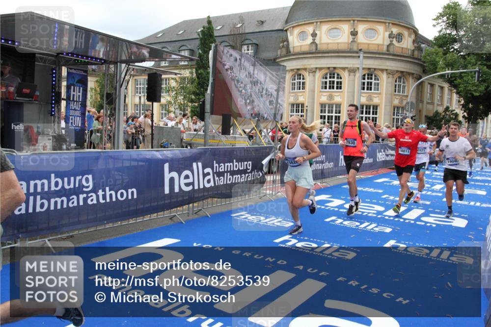29.06.2025 - hella hamburg halbmarathon Michael Strokosch http://msf.ph/oto/8253539 29.06.2025 10:50:20 Ziel 1119, 4933, 7930, 7932, 8921, 10371, 11607, 12949, 13609, 13690, 14034, 15620, 16000, 16242, 18499, 18811, 19040 meine-sportfotos.de