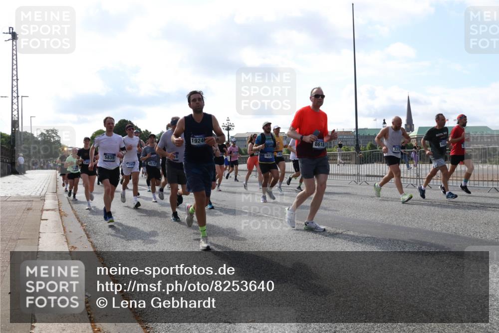29.06.2025 - hella hamburg halbmarathon Lena Gebhardt http://msf.ph/oto/8253640 29.06.2025 09:56:47 Lombardsbrücke 1381, 1452, 1460, 1496, 1537, 1592, 1628, 1783, 1833, 1877, 2013, 2058, 2074, 2082, 2111, 2208, 2340, 2378, 2396, 2771, 2839, 2869, 2878, 2953, 2996, 3256, 3296, 3310, 3575, 3652, 3791, 4065, 4077, 4377, 4404, 4635, 4711, 4770, 4833, 4897, 5008, 5169, 5194, 5319, 5482, 5600, 5839, 5978, 6033, 6286, 6377, 6511, 6512, 6561, 6562, 6631, 7176, 7383, 7475, 7583, 8112, 8261, 8361, 8572, 8587, 8618, 8661, 8710, 8813, 8863, 8921, 8930, 8968, 8996, 9082, 9246, 9497, 9537, 9597, 9638 meine-sportfotos.de