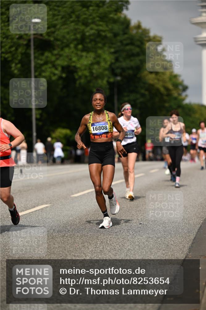29.06.2025 - hella hamburg halbmarathon Dr. Thomas Lammeyer http://msf.ph/oto/8253654 29.06.2025 10:14:28 Kennedybrücke 1052, 1186, 1456, 4389, 7058, 8685, 9150, 9829, 9988 meine-sportfotos.de