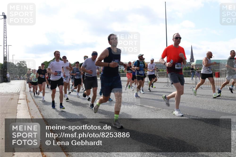 29.06.2025 - hella hamburg halbmarathon Lena Gebhardt http://msf.ph/oto/8253886 29.06.2025 09:56:48 Lombardsbrücke 1381, 1452, 1460, 1496, 1537, 1628, 1657, 1783, 1833, 1877, 2013, 2058, 2074, 2082, 2111, 2208, 2340, 2378, 2396, 2771, 2839, 2869, 2878, 2953, 2996, 3256, 3296, 3310, 3575, 3652, 3791, 4065, 4377, 4404, 4635, 4711, 4770, 4833, 4897, 5008, 5169, 5194, 5319, 5482, 5600, 5839, 5978, 6033, 6286, 6377, 6511, 6512, 6561, 6562, 6631, 7176, 7383, 7475, 7583, 8112, 8261, 8313, 8361, 8572, 8587, 8618, 8661, 8710, 8813, 8863, 8921, 8930, 8996, 9082, 9497, 9597, 9638 meine-sportfotos.de