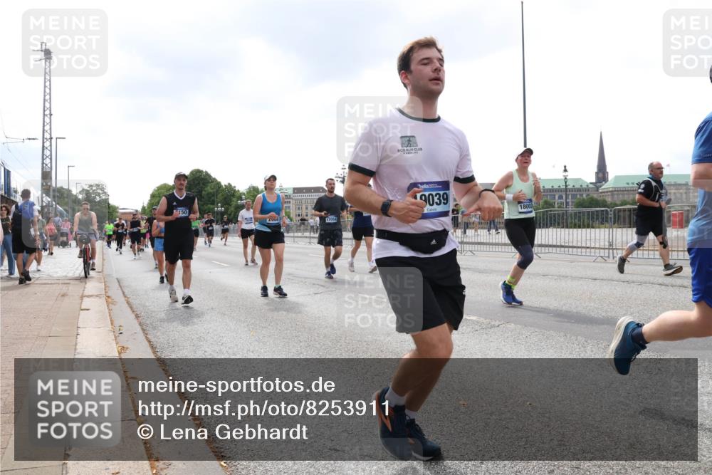29.06.2025 - hella hamburg halbmarathon Lena Gebhardt http://msf.ph/oto/8253911 29.06.2025 10:45:47 Lombardsbrücke 1004, 1033, 1060, 1085, 1100, 1104, 1421, 1426, 1555, 1713, 1854, 1867, 1868, 1983, 2008, 2216, 2217, 2398, 2522, 2550, 2657, 2664, 2917, 2954, 2965, 2973, 3357, 3377, 4099, 4102, 4104, 4223, 4224, 4306, 4317, 4388, 4572, 5044, 5339, 5635, 5703, 5769, 5770, 5892, 5949, 6133, 6150, 6333, 6623, 6763, 6911, 6922, 7268, 7283, 7356, 7530, 7541, 7605, 7859, 7894, 8745, 9120, 9121, 9426, 9620, 10030, 10182, 10225, 10327, 10329, 10367, 10511, 11358 meine-sportfotos.de