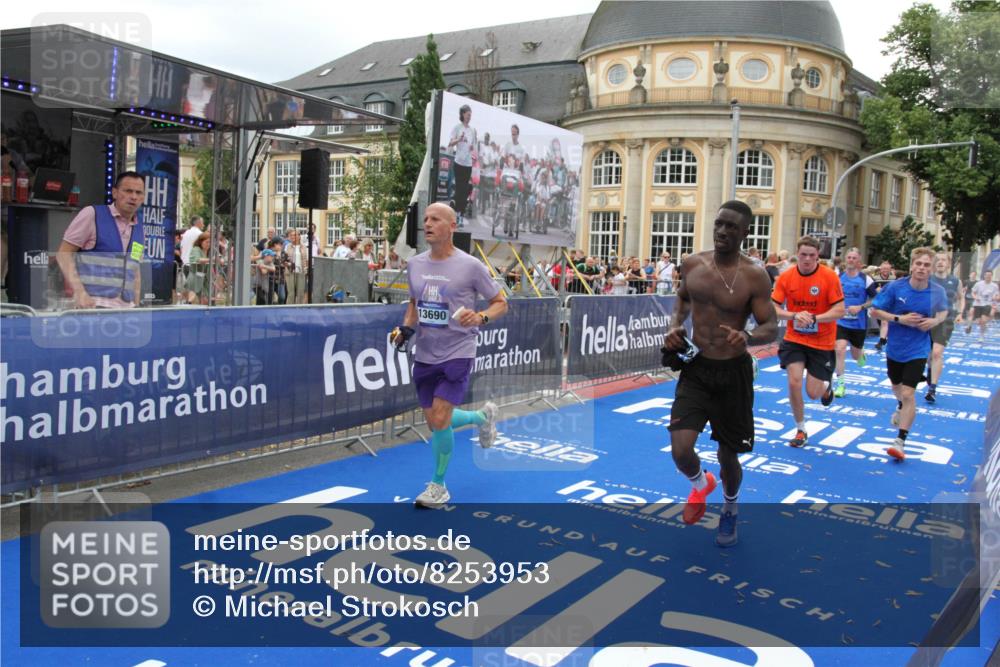 29.06.2025 - hella hamburg halbmarathon Michael Strokosch http://msf.ph/oto/8253953 29.06.2025 10:50:22 Ziel 4247, 4933, 7930, 7932, 8899, 8921, 12949, 13609, 13690, 14034, 15620, 16000, 16242, 18499, 18811, 19040 meine-sportfotos.de