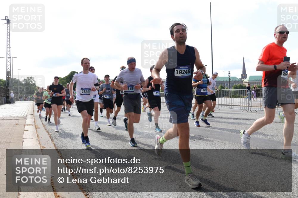 29.06.2025 - hella hamburg halbmarathon Lena Gebhardt http://msf.ph/oto/8253975 29.06.2025 09:56:48 Lombardsbrücke 1381, 1452, 1460, 1496, 1537, 1628, 1657, 1783, 1833, 1877, 2013, 2058, 2074, 2082, 2111, 2208, 2340, 2378, 2396, 2771, 2839, 2869, 2878, 2953, 2996, 3256, 3296, 3310, 3575, 3652, 3791, 4065, 4377, 4404, 4635, 4711, 4770, 4833, 4897, 5008, 5169, 5194, 5319, 5482, 5600, 5839, 5978, 6033, 6286, 6377, 6511, 6512, 6561, 6562, 6631, 7176, 7383, 7475, 7583, 8112, 8261, 8313, 8361, 8572, 8587, 8618, 8661, 8710, 8813, 8863, 8921, 8930, 8996, 9082, 9497, 9597, 9638 meine-sportfotos.de