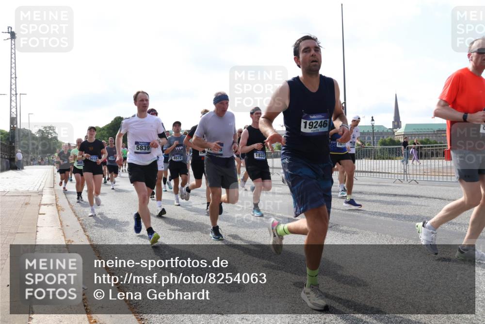 29.06.2025 - hella hamburg halbmarathon Lena Gebhardt http://msf.ph/oto/8254063 29.06.2025 09:56:48 Lombardsbrücke 1381, 1452, 1460, 1496, 1537, 1628, 1657, 1783, 1833, 1877, 2013, 2058, 2074, 2082, 2111, 2208, 2340, 2378, 2396, 2771, 2839, 2869, 2878, 2953, 2996, 3256, 3296, 3310, 3575, 3652, 3791, 4065, 4377, 4404, 4635, 4711, 4770, 4833, 4897, 5008, 5169, 5194, 5319, 5482, 5600, 5839, 5978, 6033, 6286, 6377, 6511, 6512, 6561, 6562, 6631, 7176, 7383, 7475, 7583, 8112, 8261, 8313, 8361, 8572, 8587, 8618, 8661, 8710, 8813, 8863, 8921, 8930, 8996, 9082, 9497, 9597, 9638 meine-sportfotos.de