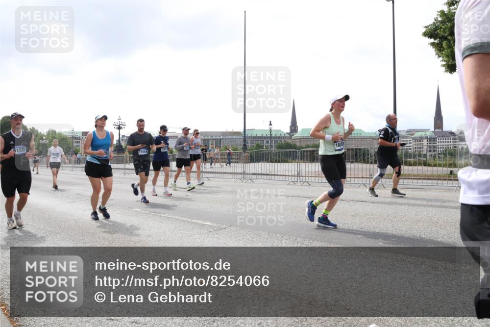 29.06.2025 - hella hamburg halbmarathon Lena Gebhardt http://msf.ph/oto/8254066 29.06.2025 10:45:48 Lombardsbrücke 1004, 1033, 1060, 1085, 1100, 1104, 1421, 1426, 1555, 1713, 1854, 1867, 1868, 1983, 2008, 2216, 2217, 2398, 2522, 2550, 2657, 2664, 2917, 2954, 2965, 2973, 3357, 3377, 4104, 4223, 4224, 4306, 4317, 4388, 4572, 5044, 5339, 5635, 5703, 5769, 5770, 5892, 5949, 6133, 6150, 6333, 6623, 6763, 6911, 6922, 7268, 7283, 7356, 7530, 7541, 7605, 7859, 7894, 8745, 9120, 9121, 9426, 9620, 10030, 10182, 10225, 10327, 10329, 10367, 10511, 11358 meine-sportfotos.de