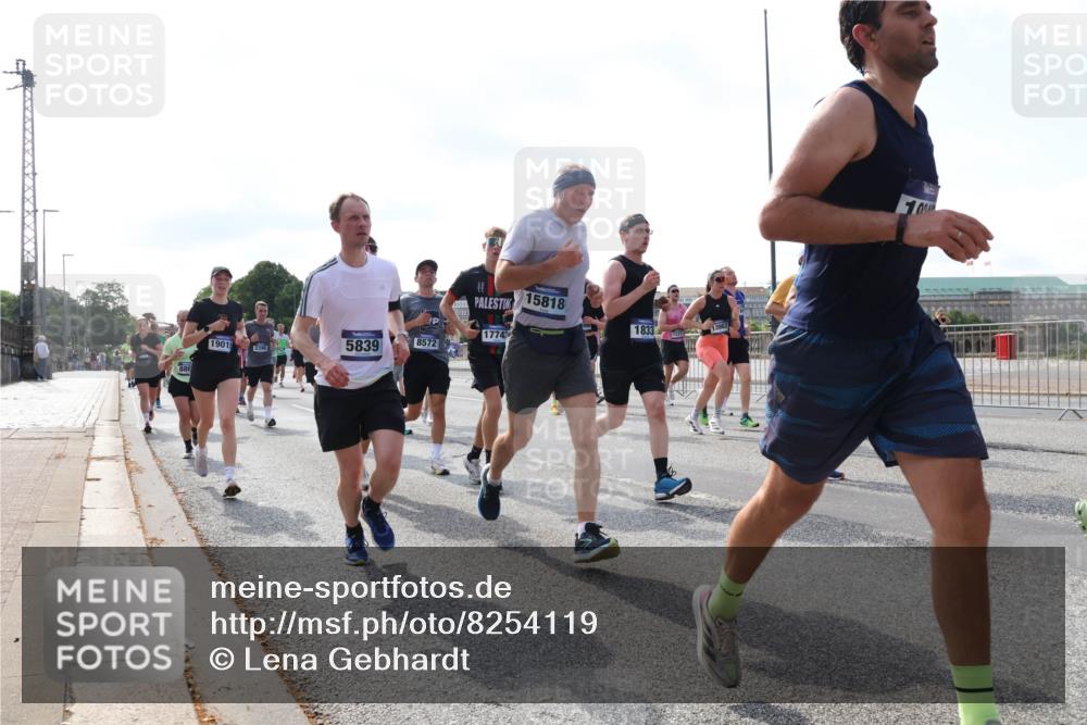 29.06.2025 - hella hamburg halbmarathon Lena Gebhardt http://msf.ph/oto/8254119 29.06.2025 09:56:48 Lombardsbrücke 1381, 1452, 1460, 1496, 1537, 1628, 1657, 1783, 1833, 1877, 2013, 2058, 2074, 2082, 2111, 2208, 2340, 2378, 2396, 2771, 2839, 2869, 2878, 2953, 2996, 3256, 3296, 3310, 3575, 3652, 3791, 4065, 4377, 4404, 4635, 4711, 4770, 4833, 4897, 5008, 5169, 5194, 5319, 5482, 5600, 5839, 5978, 6033, 6286, 6377, 6511, 6512, 6561, 6562, 6631, 7176, 7383, 7475, 7583, 8112, 8261, 8313, 8361, 8572, 8587, 8618, 8661, 8710, 8813, 8863, 8921, 8930, 8996, 9082, 9497, 9597, 9638 meine-sportfotos.de
