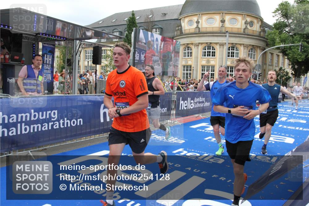 29.06.2025 - hella hamburg halbmarathon Michael Strokosch http://msf.ph/oto/8254128 29.06.2025 10:50:24 Ziel 4247, 4933, 6795, 8899, 8921, 12035, 12949, 13609, 13690, 14034, 16000, 16242, 18499 meine-sportfotos.de