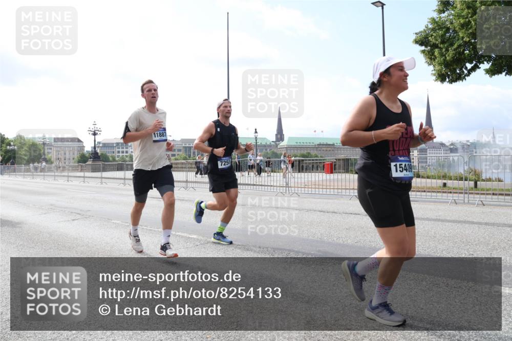 29.06.2025 - hella hamburg halbmarathon Lena Gebhardt http://msf.ph/oto/8254133 29.06.2025 10:10:36 Lombardsbrücke 1186, 1573, 4389, 5182, 5440, 5990, 5991, 7042, 7250, 7333, 7636, 7685, 8219, 8890, 9169, 9681, 9816, 9829, 11027, 11180, 11355, 11887, 11904, 11905, 12008, 12426, 12629, 13588, 13594, 13797, 13825, 13901, 14679, 14822, 15214, 15409, 16166, 16344, 16639, 16808, 16872, 17148, 17532, 17730, 18949, 19023 meine-sportfotos.de