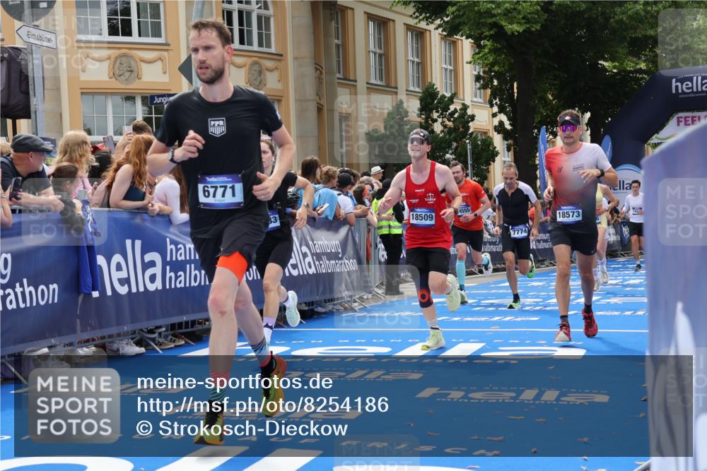 29.06.2025 - hella hamburg halbmarathon Strokosch-Dieckow http://msf.ph/oto/8254186 29.06.2025 10:41:25 Ziel 1570, 2579, 2797, 3204, 4303, 4893, 5987, 6771, 7432, 7774, 7796, 8358, 10783, 10894, 12588, 13457, 13876, 14275, 14555, 16816, 17159, 17882, 18412, 18442, 18509, 18573, 18764 meine-sportfotos.de