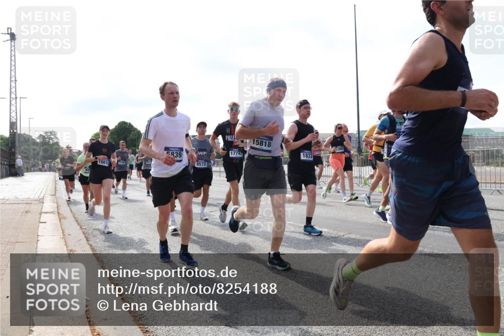29.06.2025 - hella hamburg halbmarathon Lena Gebhardt http://msf.ph/oto/8254188 29.06.2025 09:56:48 Lombardsbrücke 1381, 1452, 1460, 1496, 1537, 1628, 1657, 1783, 1833, 1877, 2013, 2058, 2074, 2082, 2111, 2208, 2340, 2378, 2396, 2771, 2839, 2869, 2878, 2953, 2996, 3256, 3296, 3310, 3575, 3652, 3791, 4065, 4377, 4404, 4635, 4711, 4770, 4833, 4897, 5008, 5169, 5194, 5319, 5482, 5600, 5839, 5978, 6033, 6286, 6377, 6511, 6512, 6561, 6562, 6631, 7176, 7383, 7475, 7583, 8112, 8261, 8313, 8361, 8572, 8587, 8618, 8661, 8710, 8813, 8863, 8921, 8930, 8996, 9082, 9497, 9597, 9638 meine-sportfotos.de