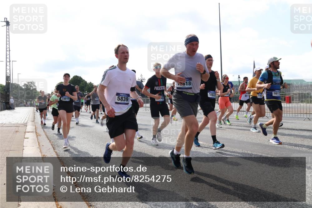 29.06.2025 - hella hamburg halbmarathon Lena Gebhardt http://msf.ph/oto/8254275 29.06.2025 09:56:48 Lombardsbrücke 1381, 1452, 1460, 1496, 1537, 1628, 1657, 1783, 1833, 1877, 2013, 2058, 2074, 2082, 2111, 2208, 2340, 2378, 2396, 2771, 2839, 2869, 2878, 2953, 2996, 3256, 3296, 3310, 3575, 3652, 3791, 4065, 4377, 4404, 4635, 4711, 4770, 4833, 4897, 5008, 5169, 5194, 5319, 5482, 5600, 5839, 5978, 6033, 6286, 6377, 6511, 6512, 6561, 6562, 6631, 7176, 7383, 7475, 7583, 8112, 8261, 8313, 8361, 8572, 8587, 8618, 8661, 8710, 8813, 8863, 8921, 8930, 8996, 9082, 9497, 9597, 9638 meine-sportfotos.de