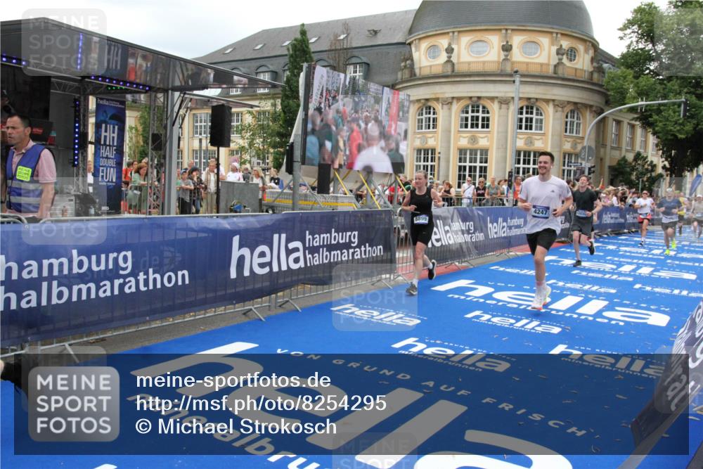 29.06.2025 - hella hamburg halbmarathon Michael Strokosch http://msf.ph/oto/8254295 29.06.2025 10:50:27 Ziel 4127, 4247, 6795, 8899, 11455, 12035, 12624, 12949, 14034, 16242, 18394 meine-sportfotos.de