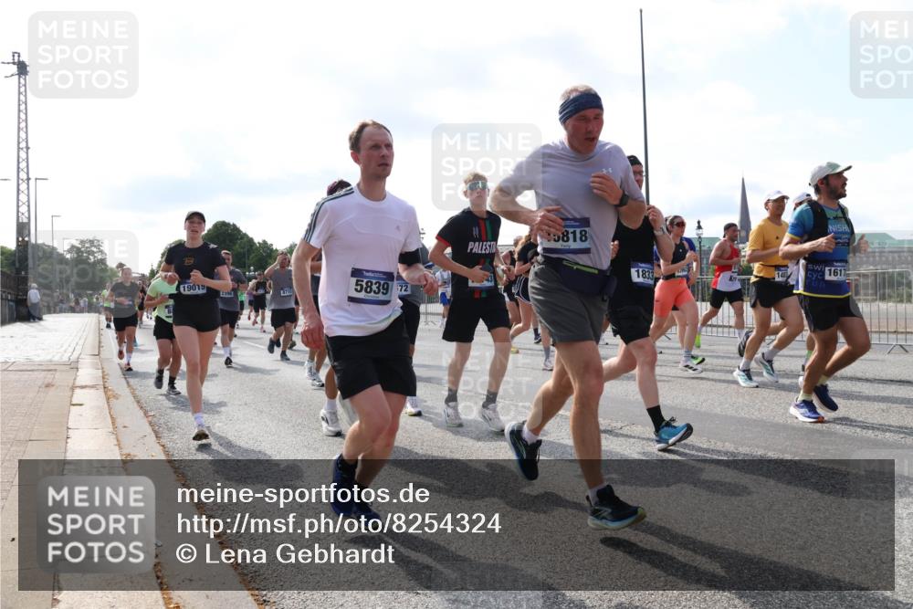 29.06.2025 - hella hamburg halbmarathon Lena Gebhardt http://msf.ph/oto/8254324 29.06.2025 09:56:49 Lombardsbrücke 1381, 1452, 1460, 1496, 1537, 1628, 1657, 1783, 1833, 1877, 2013, 2058, 2074, 2082, 2111, 2208, 2340, 2378, 2396, 2771, 2839, 2869, 2878, 2953, 2996, 3256, 3296, 3310, 3575, 3652, 3791, 4065, 4377, 4404, 4635, 4711, 4770, 4833, 4897, 5008, 5169, 5194, 5319, 5482, 5600, 5839, 5978, 6033, 6286, 6377, 6511, 6512, 6561, 6562, 6631, 7176, 7383, 7475, 7583, 8112, 8261, 8313, 8361, 8572, 8587, 8618, 8651, 8661, 8710, 8813, 8863, 8921, 8930, 8996, 9060, 9082, 9497, 9597, 9638 meine-sportfotos.de