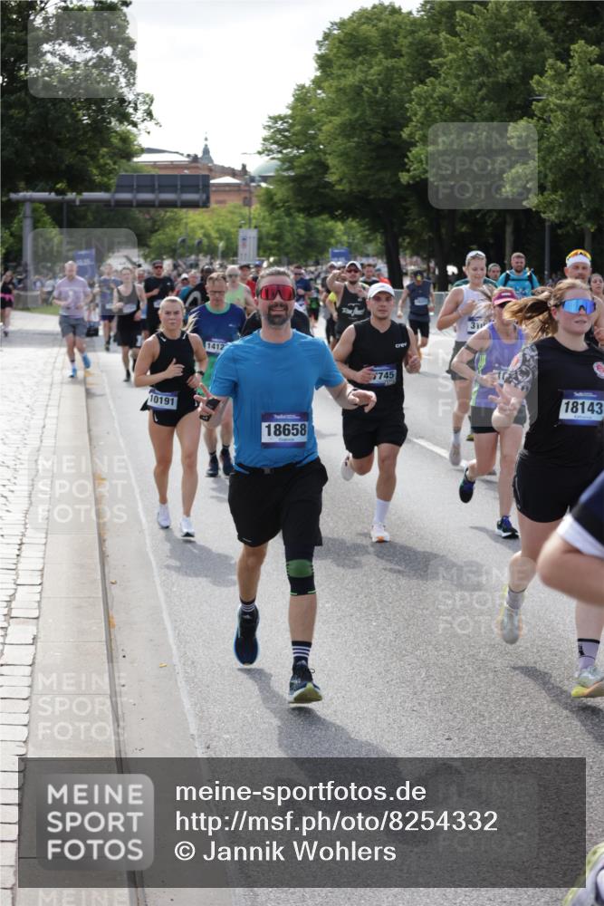 29.06.2025 - hella hamburg halbmarathon Jannik Wohlers http://msf.ph/oto/8254332 29.06.2025 09:56:55 Lombardsbrücke 1030, 1327, 1442, 2025, 2119, 2595, 2814, 2855, 3048, 3093, 3103, 3698, 4299, 4558, 4726, 5013, 5018, 5021, 5744, 6125, 6720, 6762, 6795, 6942, 7177, 7221, 7259, 7918, 8447, 9316, 10191, 10192, 10368, 10376, 10549, 10667, 11143, 11339, 11451, 11579, 11747, 12235, 12348, 12421, 12489, 12528, 12580, 12840, 13761, 13794, 14122, 14125, 14192, 14881, 15484, 15590, 15720, 15897, 16043, 16094, 16291, 16732, 16800, 17129, 17179 meine-sportfotos.de