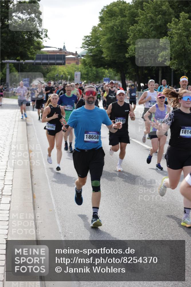 29.06.2025 - hella hamburg halbmarathon Jannik Wohlers http://msf.ph/oto/8254370 29.06.2025 09:56:55 Lombardsbrücke 1030, 1327, 1442, 2025, 2119, 2595, 2814, 2855, 3048, 3093, 3103, 3698, 4299, 4558, 4726, 5013, 5018, 5021, 5744, 6125, 6720, 6762, 6795, 6942, 7177, 7221, 7259, 7918, 8447, 9316, 10191, 10192, 10368, 10376, 10549, 10667, 11143, 11339, 11451, 11579, 11747, 12235, 12348, 12421, 12489, 12528, 12580, 12840, 13761, 13794, 14122, 14125, 14192, 14881, 15484, 15590, 15720, 15897, 16043, 16094, 16291, 16732, 16800, 17129, 17179 meine-sportfotos.de