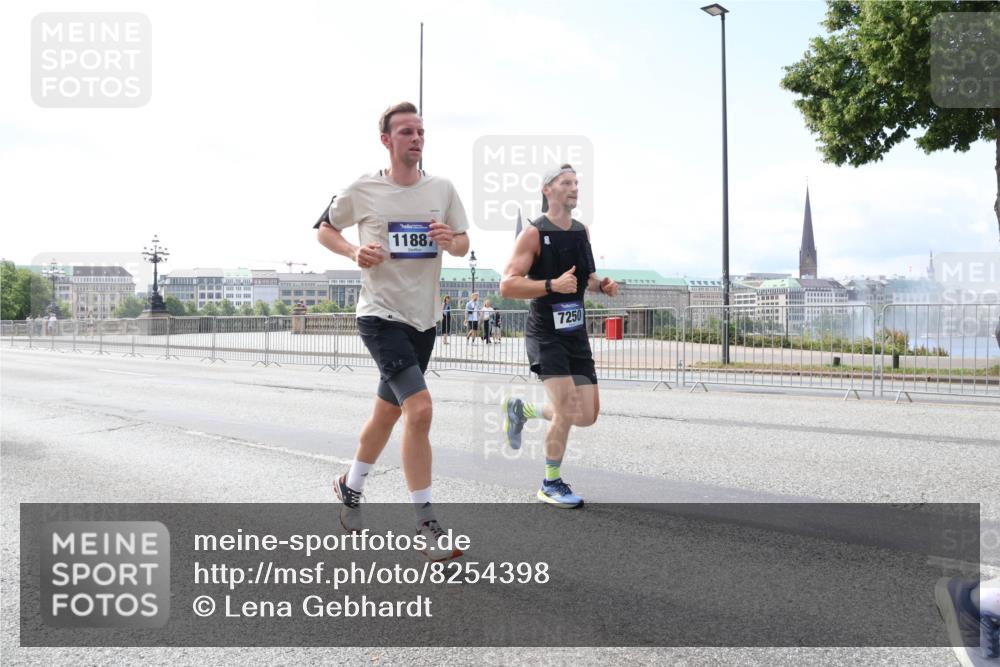 29.06.2025 - hella hamburg halbmarathon Lena Gebhardt http://msf.ph/oto/8254398 29.06.2025 10:10:36 Lombardsbrücke 1186, 1573, 4389, 5182, 5440, 5990, 5991, 7042, 7250, 7333, 7636, 7685, 8219, 8890, 9169, 9681, 9816, 9829, 11027, 11180, 11355, 11887, 11904, 11905, 12008, 12426, 12629, 13588, 13594, 13797, 13825, 13901, 14679, 14822, 15214, 15409, 16166, 16344, 16639, 16808, 16872, 17148, 17532, 17730, 18949, 19023 meine-sportfotos.de
