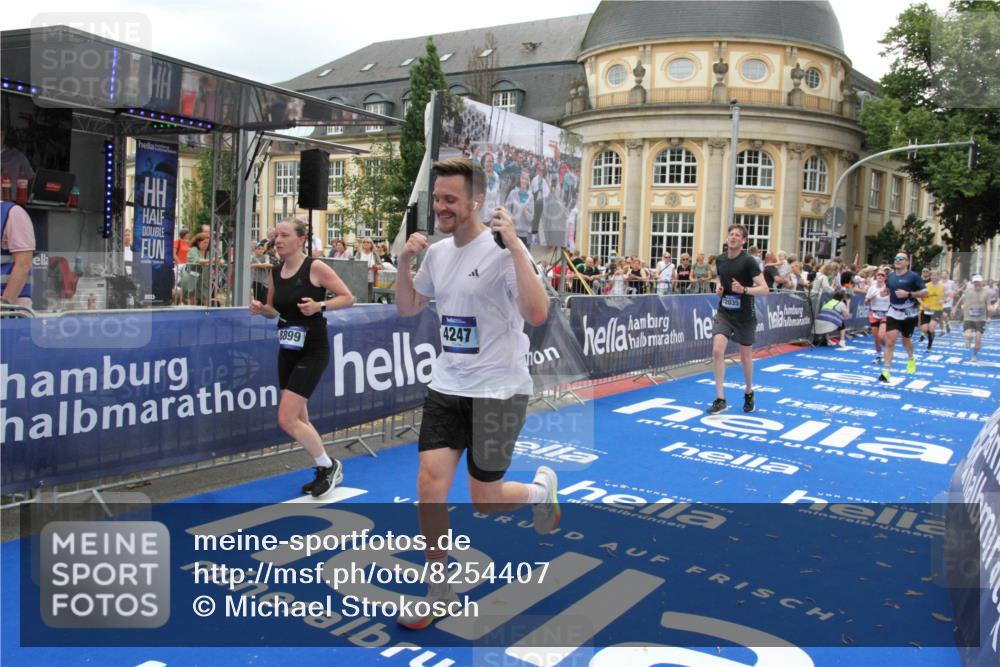 29.06.2025 - hella hamburg halbmarathon Michael Strokosch http://msf.ph/oto/8254407 29.06.2025 10:50:29 Ziel 4127, 4247, 6795, 8153, 8899, 11455, 12035, 12624, 14034, 14626, 17319, 18394 meine-sportfotos.de