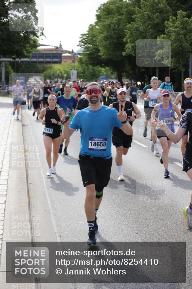 29.06.2025 - hella hamburg halbmarathon Jannik Wohlers http://msf.ph/oto/8254410 29.06.2025 09:56:55 Lombardsbrücke 1030, 1327, 1442, 2025, 2119, 2595, 2814, 2855, 3048, 3093, 3103, 3698, 4299, 4558, 4726, 5013, 5018, 5021, 5744, 6125, 6720, 6762, 6795, 6942, 7177, 7221, 7259, 7918, 8447, 9316, 10191, 10192, 10368, 10376, 10549, 10667, 11143, 11339, 11451, 11579, 11747, 12235, 12348, 12421, 12489, 12528, 12580, 12840, 13761, 13794, 14122, 14125, 14192, 14881, 15484, 15590, 15720, 15897, 16043, 16094, 16291, 16732, 16800, 17129, 17179 meine-sportfotos.de