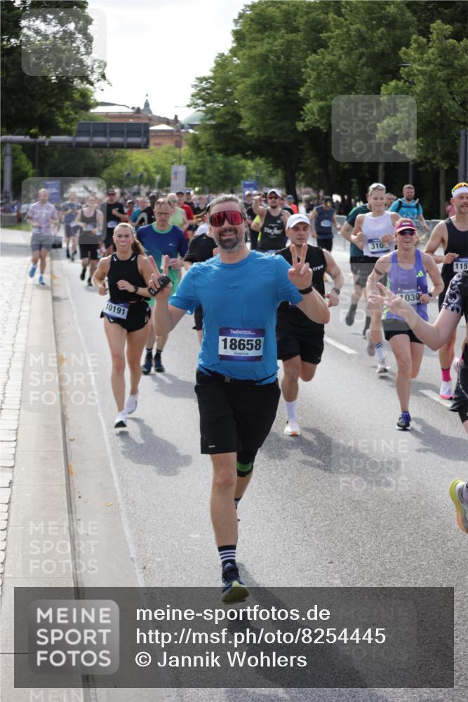 29.06.2025 - hella hamburg halbmarathon Jannik Wohlers http://msf.ph/oto/8254445 29.06.2025 09:56:55 Lombardsbrücke 1030, 1327, 1442, 2025, 2119, 2595, 2814, 2855, 3048, 3093, 3103, 3698, 4299, 4558, 4726, 5013, 5018, 5021, 5744, 6125, 6720, 6762, 6795, 6942, 7177, 7221, 7259, 7918, 8447, 9316, 10191, 10192, 10368, 10376, 10549, 10667, 11143, 11339, 11451, 11579, 11747, 12235, 12348, 12421, 12489, 12528, 12580, 12840, 13761, 13794, 14122, 14125, 14192, 14881, 15484, 15590, 15720, 15897, 16043, 16094, 16291, 16732, 16800, 17129, 17179 meine-sportfotos.de