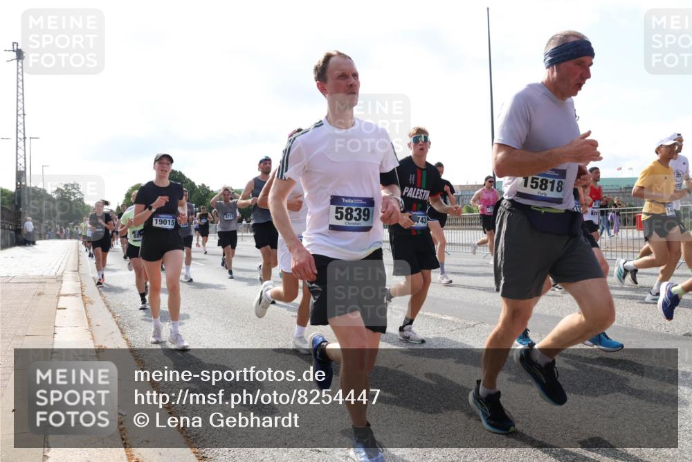 29.06.2025 - hella hamburg halbmarathon Lena Gebhardt http://msf.ph/oto/8254447 29.06.2025 09:56:49 Lombardsbrücke 1381, 1452, 1460, 1496, 1537, 1628, 1657, 1783, 1833, 1877, 2013, 2058, 2074, 2082, 2111, 2208, 2340, 2378, 2396, 2771, 2839, 2869, 2878, 2953, 2996, 3256, 3296, 3310, 3575, 3652, 3791, 4065, 4377, 4404, 4635, 4711, 4770, 4833, 4897, 5008, 5169, 5194, 5319, 5482, 5600, 5839, 5978, 6033, 6286, 6377, 6511, 6512, 6561, 6562, 6631, 7176, 7383, 7475, 7583, 8112, 8261, 8313, 8361, 8572, 8587, 8618, 8651, 8661, 8710, 8813, 8863, 8921, 8930, 8996, 9060, 9082, 9497, 9597, 9638 meine-sportfotos.de
