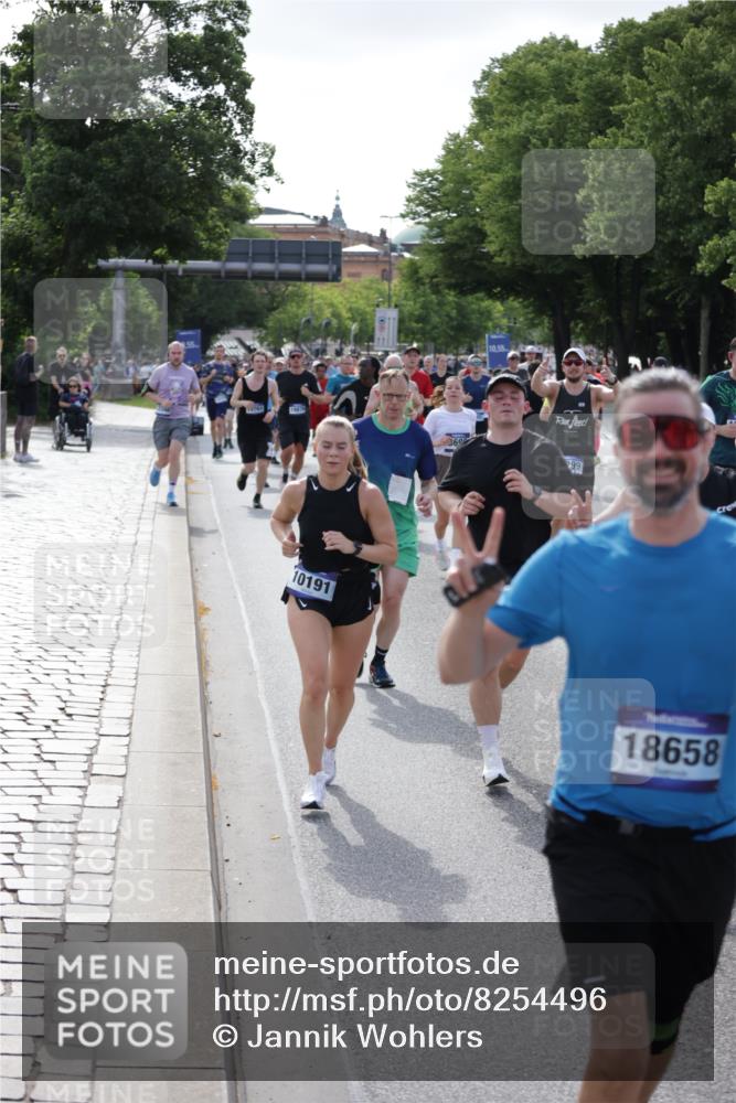 29.06.2025 - hella hamburg halbmarathon Jannik Wohlers http://msf.ph/oto/8254496 29.06.2025 09:56:56 Lombardsbrücke 1030, 1327, 1442, 2025, 2119, 2252, 2595, 2814, 2855, 3048, 3093, 3103, 3698, 4299, 4558, 4986, 5013, 5018, 5021, 5744, 6125, 6720, 6762, 6795, 6942, 7177, 7221, 7259, 7742, 7918, 8447, 9316, 10191, 10192, 10368, 10376, 10549, 10667, 11143, 11339, 11451, 11579, 11747, 12235, 12348, 12421, 12489, 12528, 12580, 12840, 13761, 13794, 14122, 14125, 14192, 14881, 15480, 15484, 15720, 15897, 16043, 16094, 16291, 16732, 16800, 17129, 17130, 17179 meine-sportfotos.de