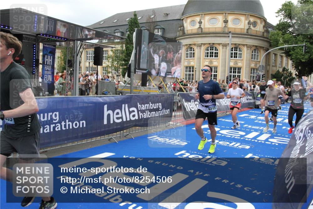 29.06.2025 - hella hamburg halbmarathon Michael Strokosch http://msf.ph/oto/8254506 29.06.2025 10:50:31 Ziel 3414, 4127, 4247, 5447, 6795, 8153, 8899, 11455, 12035, 12624, 14626, 17319, 18394 meine-sportfotos.de