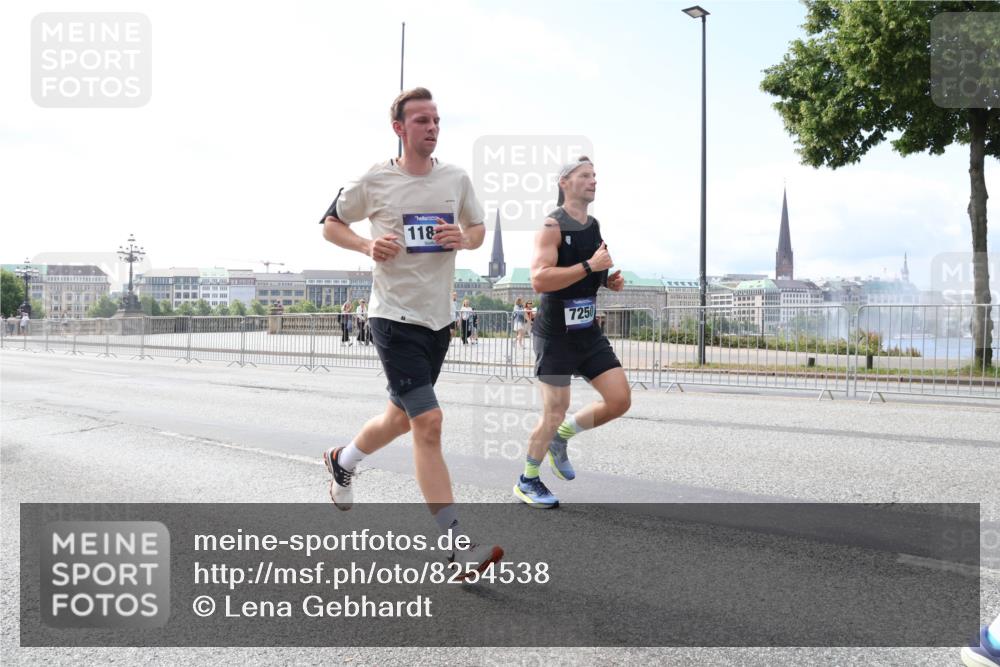 29.06.2025 - hella hamburg halbmarathon Lena Gebhardt http://msf.ph/oto/8254538 29.06.2025 10:10:36 Lombardsbrücke 1186, 1573, 4389, 5182, 5440, 5990, 5991, 7042, 7250, 7333, 7636, 7685, 8219, 8890, 9169, 9681, 9816, 9829, 11027, 11180, 11355, 11887, 11904, 11905, 12008, 12426, 12629, 13588, 13594, 13797, 13825, 13901, 14679, 14822, 15214, 15409, 16166, 16344, 16639, 16808, 16872, 17148, 17532, 17730, 18949, 19023 meine-sportfotos.de