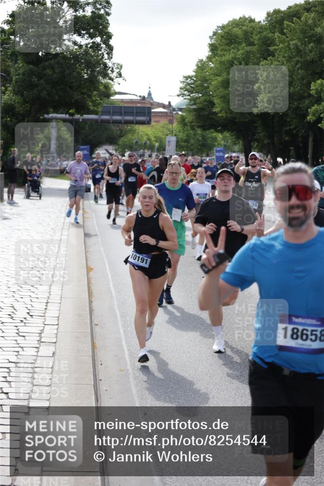 29.06.2025 - hella hamburg halbmarathon Jannik Wohlers http://msf.ph/oto/8254544 29.06.2025 09:56:56 Lombardsbrücke 1030, 1327, 1442, 2025, 2119, 2252, 2595, 2814, 2855, 3048, 3093, 3103, 3698, 4299, 4558, 4986, 5013, 5018, 5021, 5744, 6125, 6720, 6762, 6795, 6942, 7177, 7221, 7259, 7742, 7918, 8447, 9316, 10191, 10192, 10368, 10376, 10549, 10667, 11143, 11339, 11451, 11579, 11747, 12235, 12348, 12421, 12489, 12528, 12580, 12840, 13761, 13794, 14122, 14125, 14192, 14881, 15480, 15484, 15720, 15897, 16043, 16094, 16291, 16732, 16800, 17129, 17130, 17179 meine-sportfotos.de