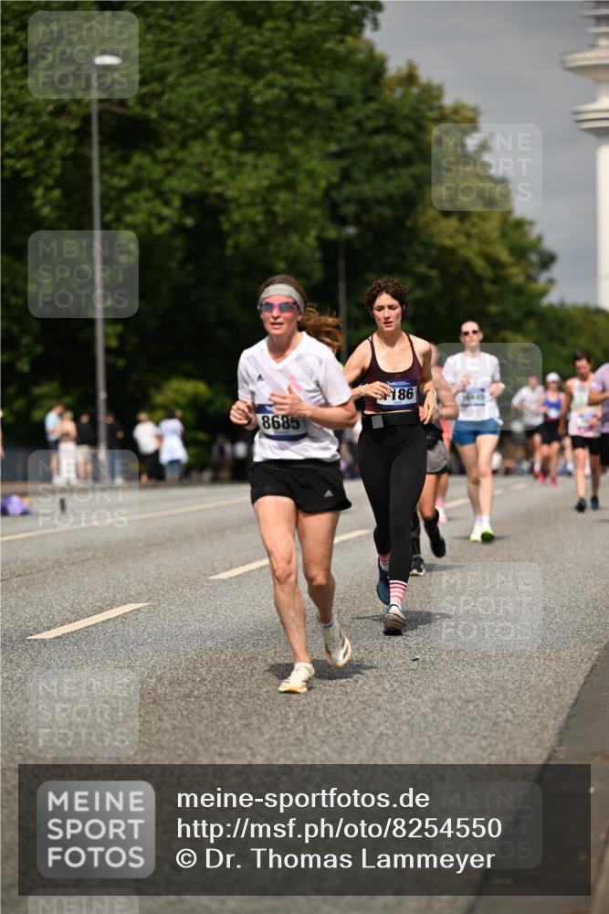 29.06.2025 - hella hamburg halbmarathon Dr. Thomas Lammeyer http://msf.ph/oto/8254550 29.06.2025 10:14:31 Kennedybrücke 1052, 1186, 1456, 5182, 5653, 5806, 7058, 8685, 9150, 9829 meine-sportfotos.de