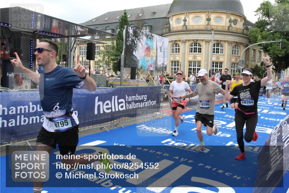 29.06.2025 - hella hamburg halbmarathon Michael Strokosch http://msf.ph/oto/8254552 29.06.2025 10:50:32 Ziel 3414, 4127, 5447, 6282, 6795, 7397, 8153, 11455, 12035, 12624, 13812, 14626, 16806, 17247, 17319, 18394 meine-sportfotos.de