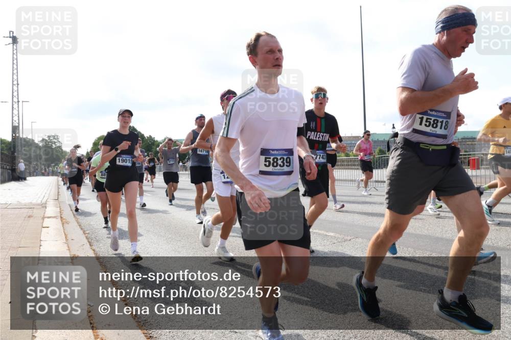 29.06.2025 - hella hamburg halbmarathon Lena Gebhardt http://msf.ph/oto/8254573 29.06.2025 09:56:49 Lombardsbrücke 1381, 1452, 1460, 1496, 1537, 1628, 1657, 1783, 1833, 1877, 2013, 2058, 2074, 2082, 2111, 2208, 2340, 2378, 2396, 2771, 2839, 2869, 2878, 2953, 2996, 3256, 3296, 3310, 3575, 3652, 3791, 4065, 4377, 4404, 4635, 4711, 4770, 4833, 4897, 5008, 5169, 5194, 5319, 5482, 5600, 5839, 5978, 6033, 6286, 6377, 6511, 6512, 6561, 6562, 6631, 7176, 7383, 7475, 7583, 8112, 8261, 8313, 8361, 8572, 8587, 8618, 8651, 8661, 8710, 8813, 8863, 8921, 8930, 8996, 9060, 9082, 9497, 9597, 9638 meine-sportfotos.de