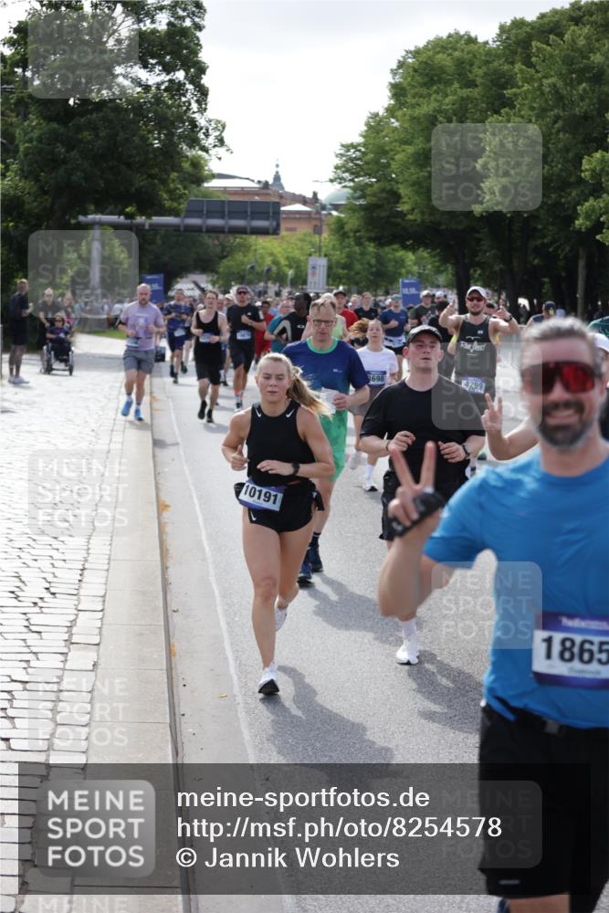 29.06.2025 - hella hamburg halbmarathon Jannik Wohlers http://msf.ph/oto/8254578 29.06.2025 09:56:56 Lombardsbrücke 1030, 1327, 1442, 2025, 2119, 2252, 2595, 2814, 2855, 3048, 3093, 3103, 3698, 4299, 4558, 4986, 5013, 5018, 5021, 5744, 6125, 6720, 6762, 6795, 6942, 7177, 7221, 7259, 7742, 7918, 8447, 9316, 10191, 10192, 10368, 10376, 10549, 10667, 11143, 11339, 11451, 11579, 11747, 12235, 12348, 12421, 12489, 12528, 12580, 12840, 13761, 13794, 14122, 14125, 14192, 14881, 15480, 15484, 15720, 15897, 16043, 16094, 16291, 16732, 16800, 17129, 17130, 17179 meine-sportfotos.de