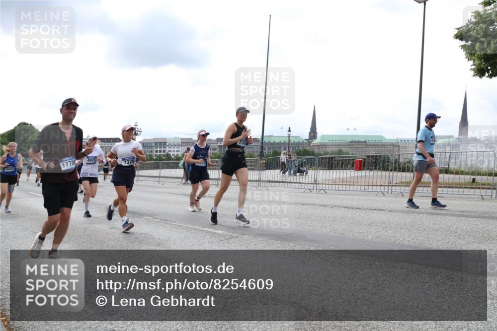 29.06.2025 - hella hamburg halbmarathon Lena Gebhardt http://msf.ph/oto/8254609 29.06.2025 10:34:18 Lombardsbrücke 1417, 1672, 1705, 1787, 2023, 2265, 2412, 2464, 2482, 2496, 2510, 2511, 2526, 2801, 2933, 3145, 3264, 3340, 3345, 3829, 3848, 4479, 4540, 4807, 4824, 4826, 5561, 5584, 5609, 5691, 6034, 6105, 6171, 6329, 6364, 6571, 6574, 7027, 7324, 7329, 7565, 7644, 8202, 8277, 8349, 8375, 8377, 8383, 8401, 8705, 8965, 9094, 9379, 9875, 9995, 10007, 10071, 10360, 10564, 11872, 13957, 16238, 16390, 16682, 16919, 17230, 18158, 18941 meine-sportfotos.de