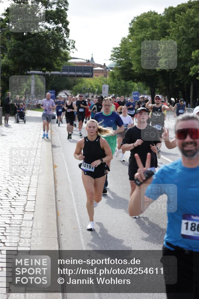 29.06.2025 - hella hamburg halbmarathon Jannik Wohlers http://msf.ph/oto/8254611 29.06.2025 09:56:56 Lombardsbrücke 1030, 1327, 1442, 2025, 2119, 2252, 2595, 2814, 2855, 3048, 3093, 3103, 3698, 4299, 4558, 4986, 5013, 5018, 5021, 5744, 6125, 6720, 6762, 6795, 6942, 7177, 7221, 7259, 7742, 7918, 8447, 9316, 10191, 10192, 10368, 10376, 10549, 10667, 11143, 11339, 11451, 11579, 11747, 12235, 12348, 12421, 12489, 12528, 12580, 12840, 13761, 13794, 14122, 14125, 14192, 14881, 15480, 15484, 15720, 15897, 16043, 16094, 16291, 16732, 16800, 17129, 17130, 17179 meine-sportfotos.de