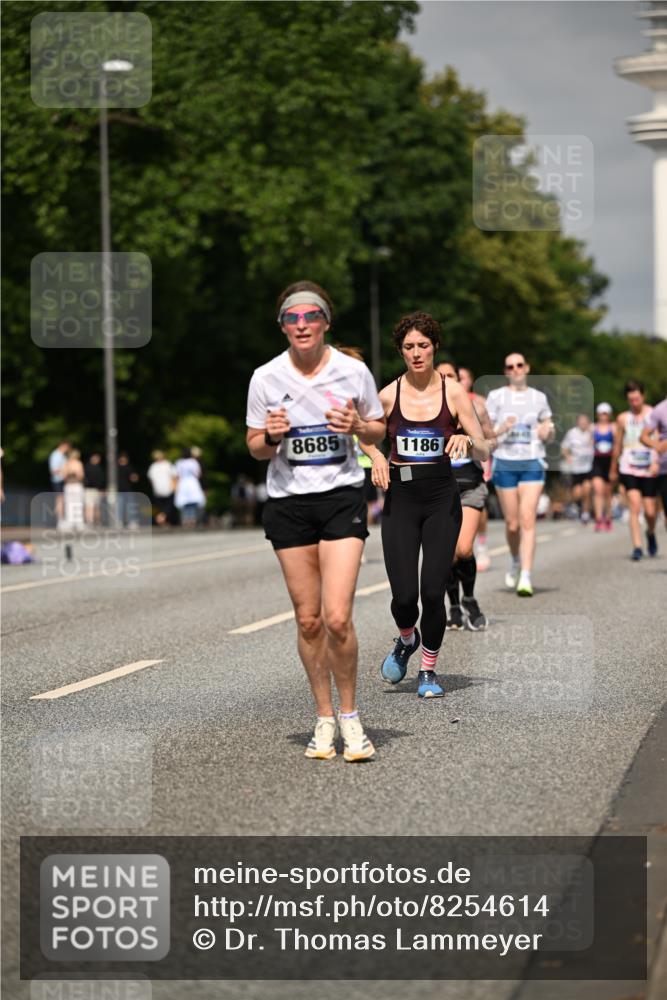 29.06.2025 - hella hamburg halbmarathon Dr. Thomas Lammeyer http://msf.ph/oto/8254614 29.06.2025 10:14:31 Kennedybrücke 1052, 1186, 1456, 5182, 5653, 5806, 7058, 8685, 9150, 9829 meine-sportfotos.de
