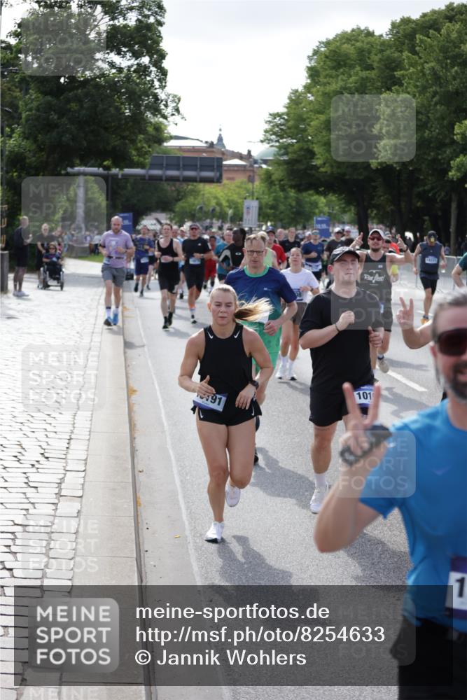 29.06.2025 - hella hamburg halbmarathon Jannik Wohlers http://msf.ph/oto/8254633 29.06.2025 09:56:56 Lombardsbrücke 1030, 1327, 1442, 2025, 2119, 2252, 2595, 2814, 2855, 3048, 3093, 3103, 3698, 4299, 4558, 4986, 5013, 5018, 5021, 5744, 6125, 6720, 6762, 6795, 6942, 7177, 7221, 7259, 7742, 7918, 8447, 9316, 10191, 10192, 10368, 10376, 10549, 10667, 11143, 11339, 11451, 11579, 11747, 12235, 12348, 12421, 12489, 12528, 12580, 12840, 13761, 13794, 14122, 14125, 14192, 14881, 15480, 15484, 15720, 15897, 16043, 16094, 16291, 16732, 16800, 17129, 17130, 17179 meine-sportfotos.de