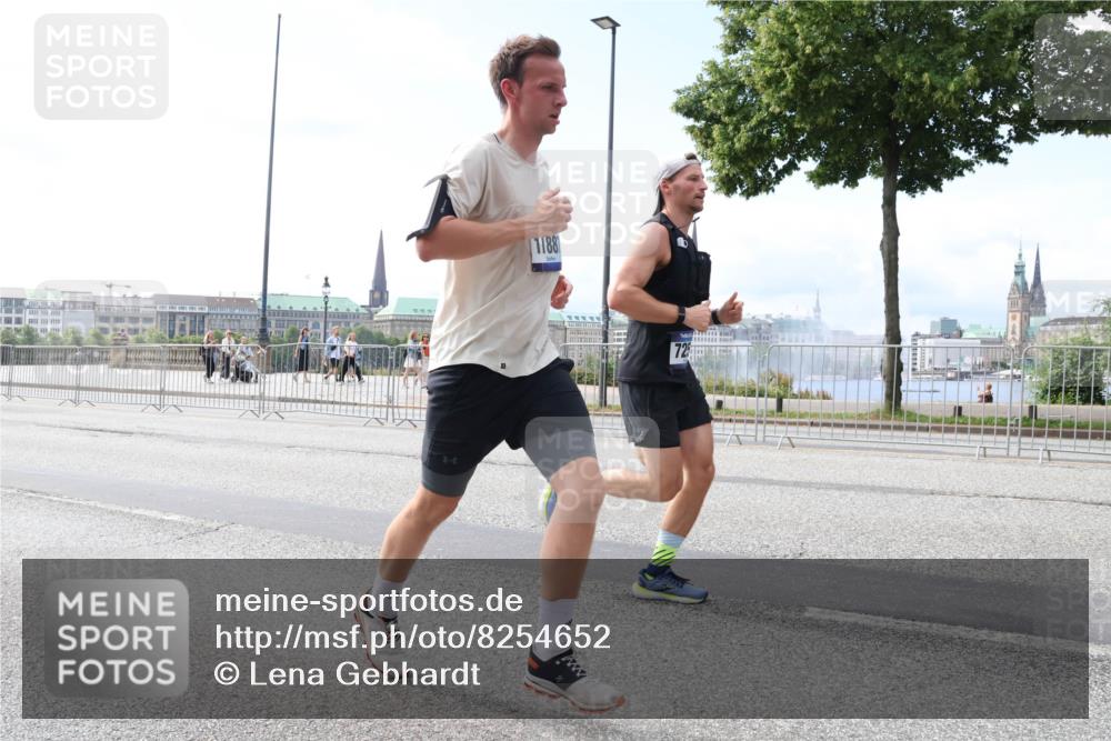 29.06.2025 - hella hamburg halbmarathon Lena Gebhardt http://msf.ph/oto/8254652 29.06.2025 10:10:37 Lombardsbrücke 1166, 1186, 1573, 4389, 5182, 5440, 5990, 5991, 7042, 7250, 7333, 7636, 7685, 8219, 8890, 9169, 9681, 9816, 9829, 11180, 11355, 11887, 11904, 11905, 12008, 12426, 12629, 13588, 13594, 13797, 13825, 13901, 14679, 14822, 15214, 15409, 16166, 16344, 16639, 16808, 16872, 17148, 17532, 17730, 18949, 19023 meine-sportfotos.de
