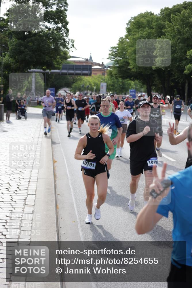 29.06.2025 - hella hamburg halbmarathon Jannik Wohlers http://msf.ph/oto/8254655 29.06.2025 09:56:56 Lombardsbrücke 1030, 1327, 1442, 2025, 2119, 2252, 2595, 2814, 2855, 3048, 3093, 3103, 3698, 4299, 4558, 4986, 5013, 5018, 5021, 5744, 6125, 6720, 6762, 6795, 6942, 7177, 7221, 7259, 7742, 7918, 8447, 9316, 10191, 10192, 10368, 10376, 10549, 10667, 11143, 11339, 11451, 11579, 11747, 12235, 12348, 12421, 12489, 12528, 12580, 12840, 13761, 13794, 14122, 14125, 14192, 14881, 15480, 15484, 15720, 15897, 16043, 16094, 16291, 16732, 16800, 17129, 17130, 17179 meine-sportfotos.de